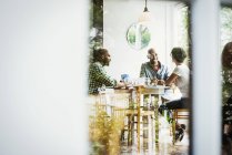 Menschen sitzen am Tisch und essen zu Mittag — Stockfoto