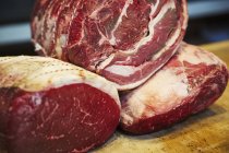 Grandes pedaços de carne de bovino — Fotografia de Stock