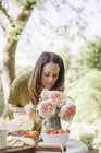Woman with pink roses — Stock Photo