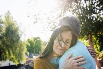 Casal Senior Abraço — Fotografia de Stock