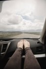 Женщина в машине с босыми ногами — стоковое фото