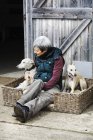 Femme assise à côté d'un chien lévrier — Photo de stock