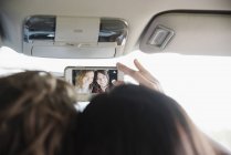 Mulheres em um carro tomando uma selfie . — Fotografia de Stock