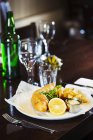 Рыба и картошка на обеденном столе — стоковое фото