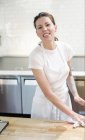 Femme à un comptoir de travail dans une boulangerie . — Photo de stock