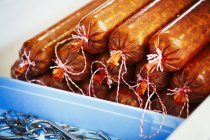 Salsichas Chorizo em bandeja — Fotografia de Stock