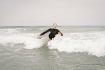 Mädchen Bodyboarding im Ozean — Stockfoto