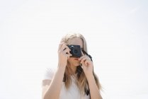 Teenage girl taking picture — Stock Photo