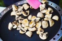 Cogumelos sendo fritos no fogão de acampamento — Fotografia de Stock