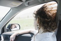 Женщина в машине в дороге — стоковое фото
