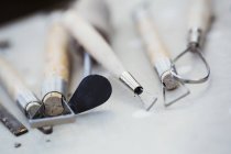 Ручные инструменты для гончаров на рабочем столе . — стоковое фото