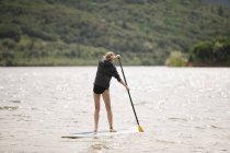 Mädchen Stand Up Paddle Surfen — Stockfoto