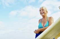 Sorridente donna anziana che indossa un bikini — Foto stock