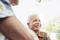 Uomo anziano sorridente con i baffi — Foto stock