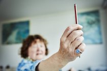 Femme artiste tenant le crayon à la main — Photo de stock