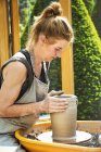 Жінка Поттер роботи з глиною — стокове фото