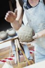 Ceramista maneggiando una palla di argilla — Foto stock