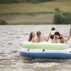 Chicas en un bote inflable - foto de stock