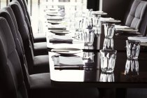 Tavoli da pranzo con bicchieri — Foto stock