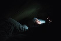 Женщина лежит в палатке — стоковое фото