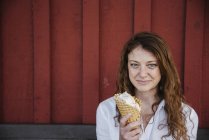 Femme manger de la crème glacée. — Photo de stock