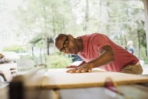 Людина працює на дерев'яному подвір'ї — стокове фото