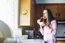 Seniorin isst in Küche — Stockfoto