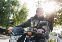 Senioren-Paar auf Motorrad unterwegs. — Stockfoto