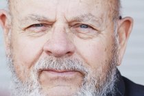 Старший чоловік з сірою бородою — стокове фото