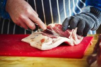 Butcher cutting meat — Stock Photo