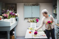 Fleuriste femme créant bouquet — Photo de stock