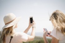 Frau und Teenager beim Fotografieren — Stockfoto