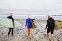 Старшие женщины и мужчины с досками для серфинга
. — стоковое фото