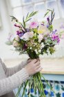 Floristin kreiert Blumenstrauß — Stockfoto