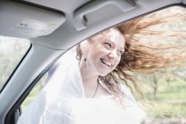 Mulher em uma viagem de carro — Fotografia de Stock