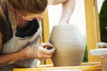Donna vasaio lavorando con argilla — Foto stock