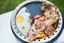 Pequeno-almoço Inglês preparado no fogão de campismo — Fotografia de Stock