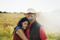 Hombre y mujer en un campo - foto de stock