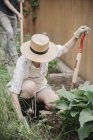 Frau arbeitet in einem Garten — Stockfoto