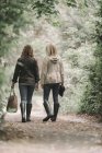 Donne che camminano lungo un sentiero di campagna — Foto stock