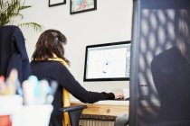 Жінки, що працюють на екрані комп'ютера — стокове фото