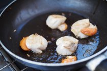 Scallops in frying pan — Stock Photo