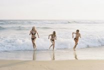 Enfants jouant sur la plage de sable — Photo de stock