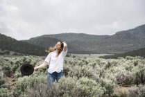 Mulher de pé em uma paisagem aberta — Fotografia de Stock
