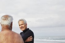 Dois homens seniores numa praia — Fotografia de Stock
