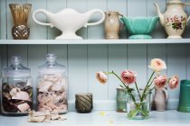 Mensola con vasi e vasi in ceramica — Foto stock