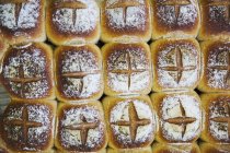 Pan recién horneado por lotes - foto de stock