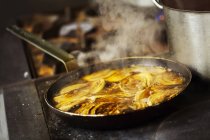 Tarte tatin in frying pan — Stock Photo