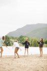 Meninas em pé junto ao lago — Fotografia de Stock