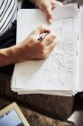 Mann zeichnet Skizzen — Stockfoto